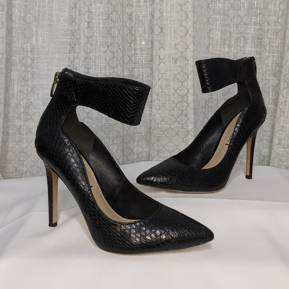 VIA SPIGA "FEY" Snakeskin Pump. Black. Size 6.5M